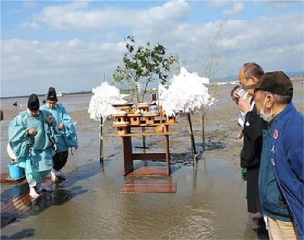 海の祭りの祈願をする神主